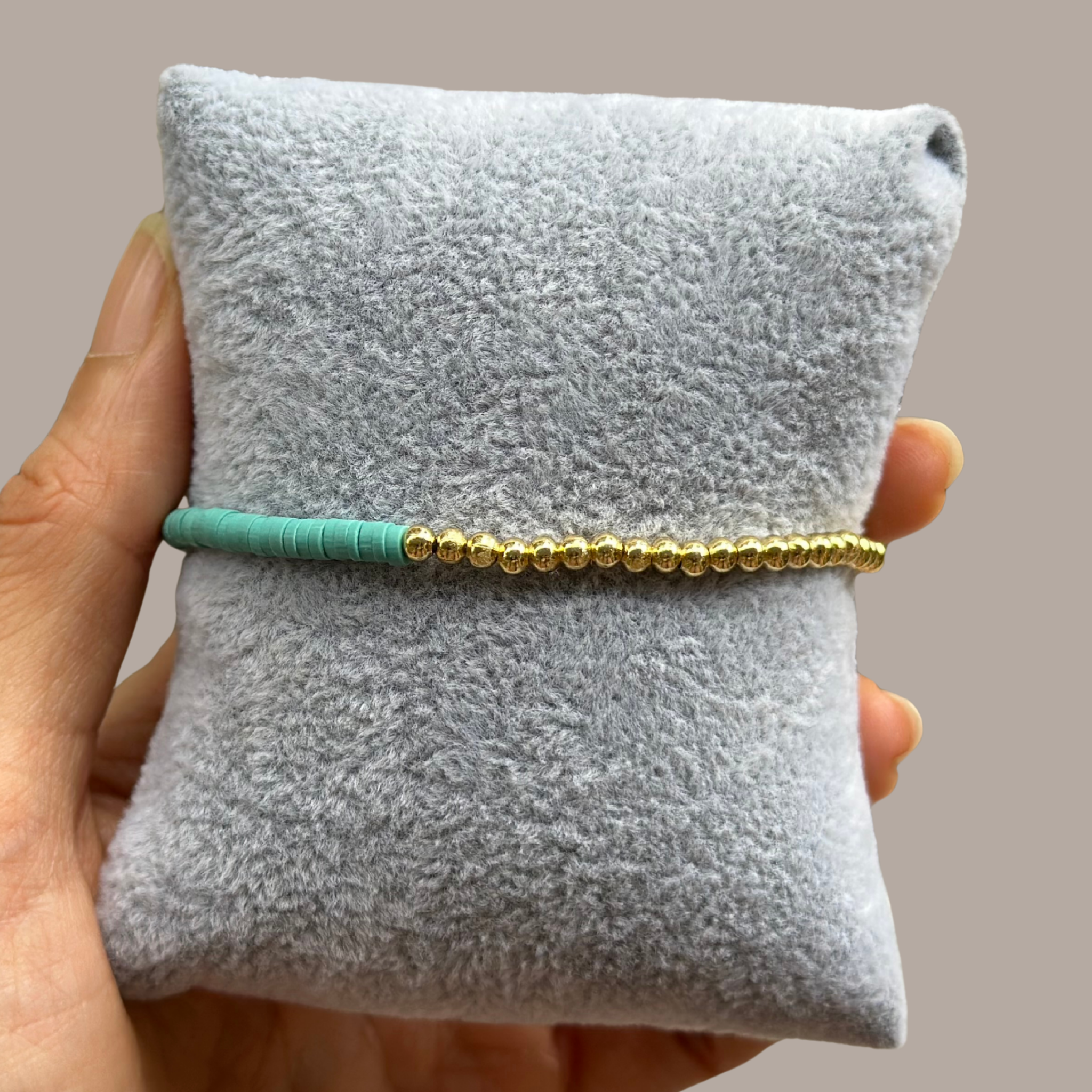 Tidal Disc Strand – Seafoam vinyl disc & gold bead stretch bracelet⁠