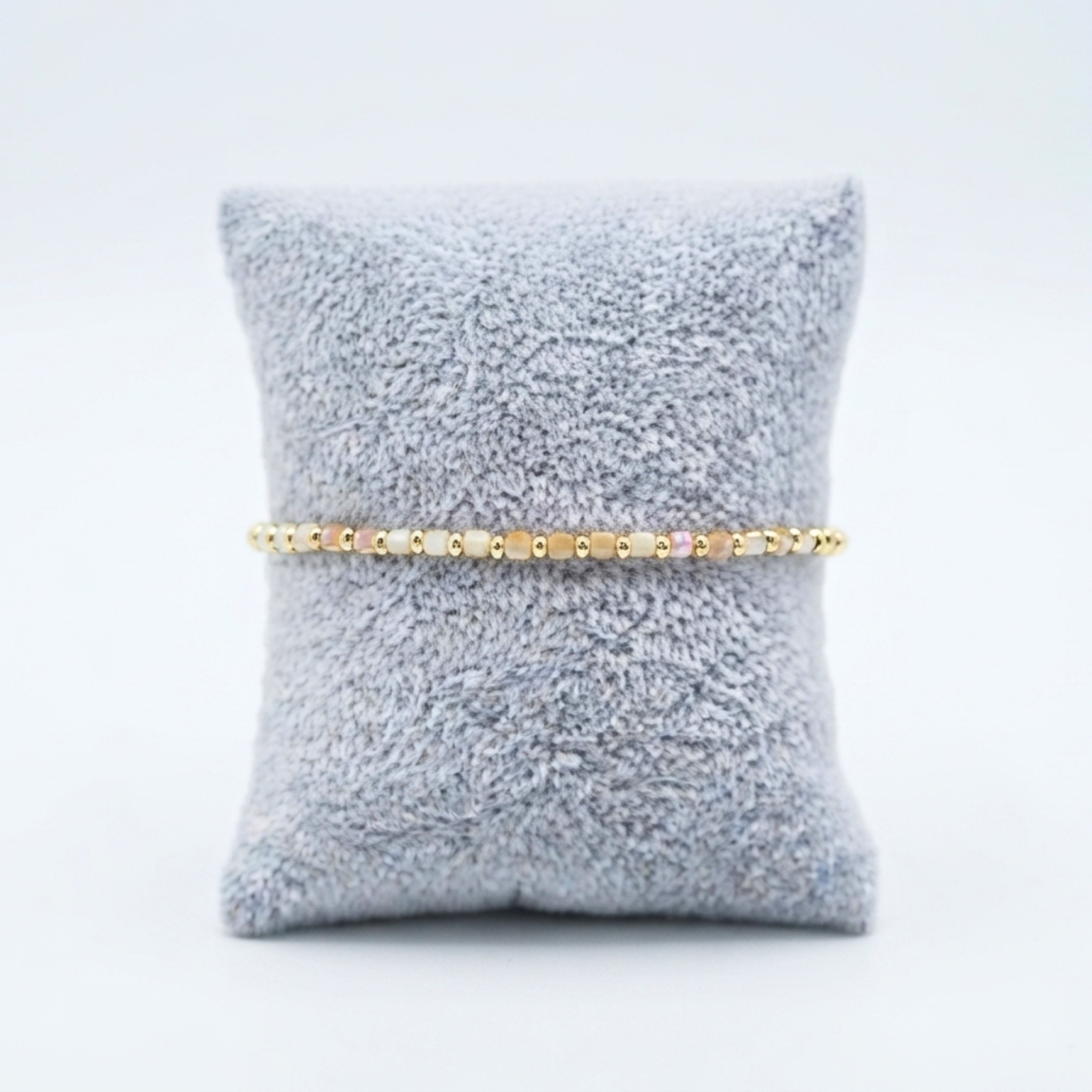 Gilded Geo Shimmer Cube Bracelet – Glass Bead & Gold Accent Strand⁠