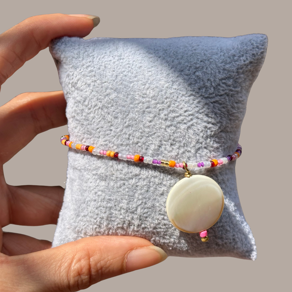 Seashell Sunset Thread – Mother of Pearl Pendant Seed Bead Stretch Bracelet⁠